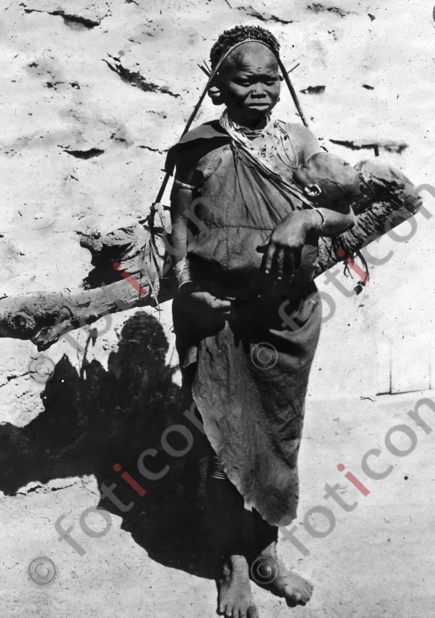 Afrikanische Frau mit Kind | African woman with child - Foto foticon-simon-192-004-sw.jpg | foticon.de - Bilddatenbank für Motive aus Geschichte und Kultur